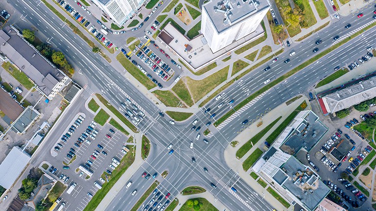 Luftbild einer Stadt mit sozialen Einrichtungen – ein Beispiel für den sinnvollen Einsatz von Geodaten in der Infrastruktur.