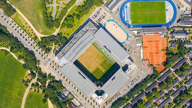 Zwei Fußballstadien aus der Vogelperspektive – ein Beispiel für den Einsatz von Geodaten in der Infrastruktur.