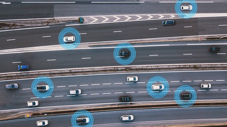 Mehrere Autos auf einer großen Autobahn, die dank smartem Verkehrsmanagement genügend Platz haben.