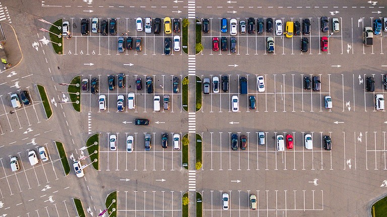 Luftbild eines Parkplatzes, geplant auf Basis von Geodaten.