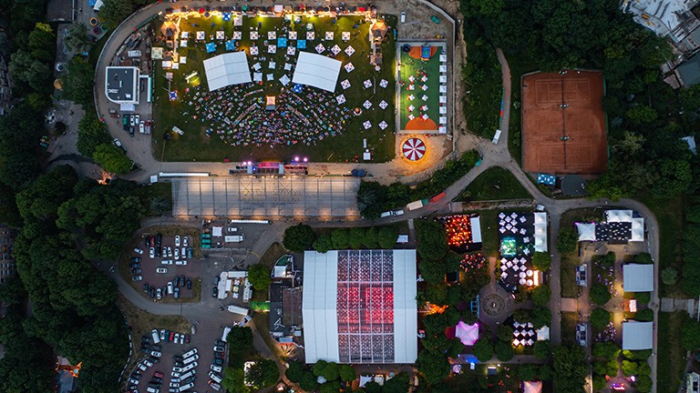 Luftaufnahme eines Festivals, dessen Planung durch Geodaten erleichtert wurde.